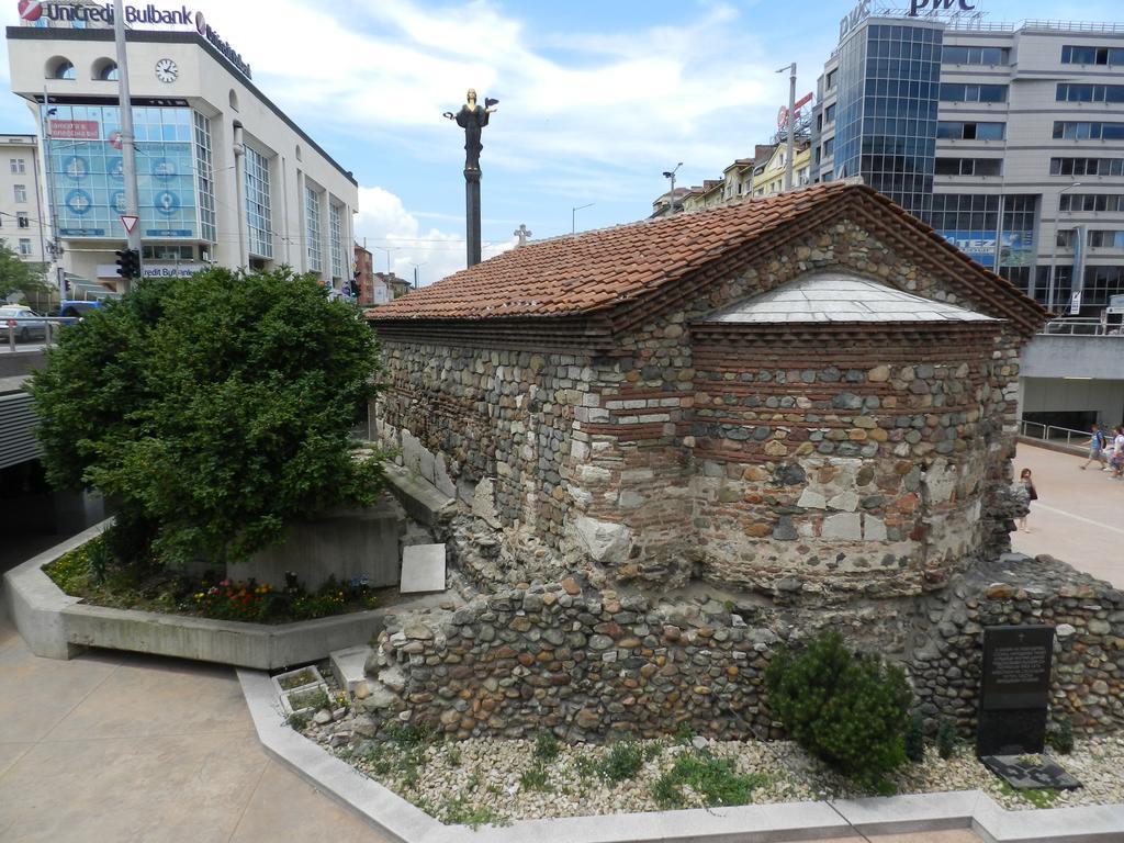 - Free Parking Nearby 350m